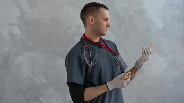 Profissional em scrub em ambiente clínico